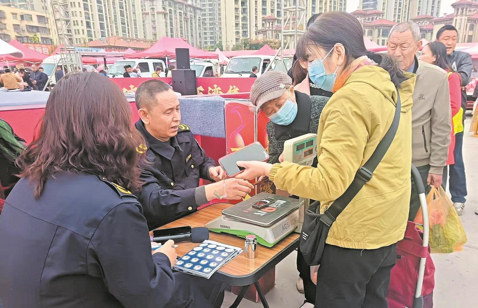 区市场监管局在西湾集市开展服务记者 张雪飞 刘自航 通讯员 张颖 刘巍 摄.jpg