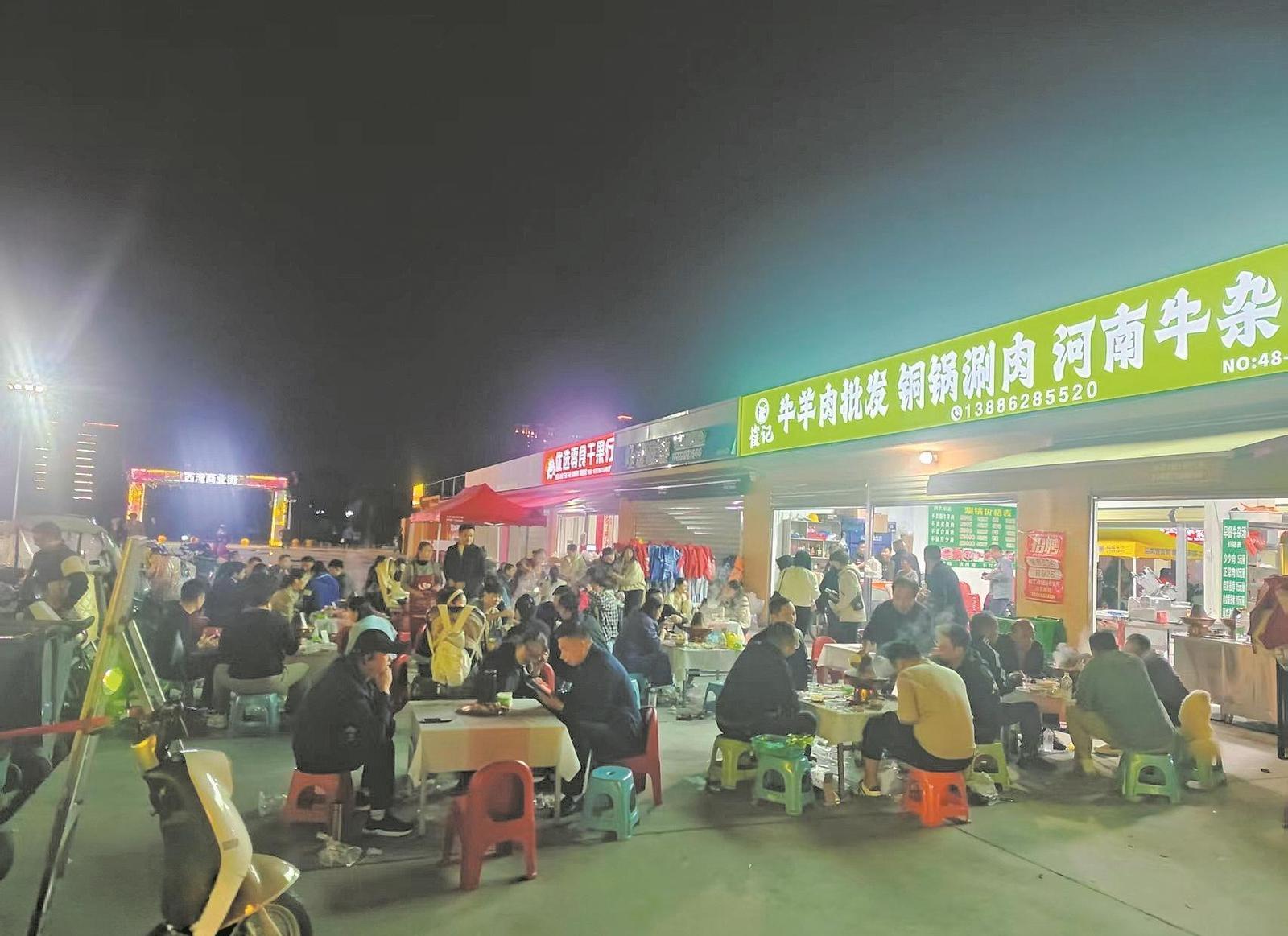 西湾集市夜市生意红火。.jpg